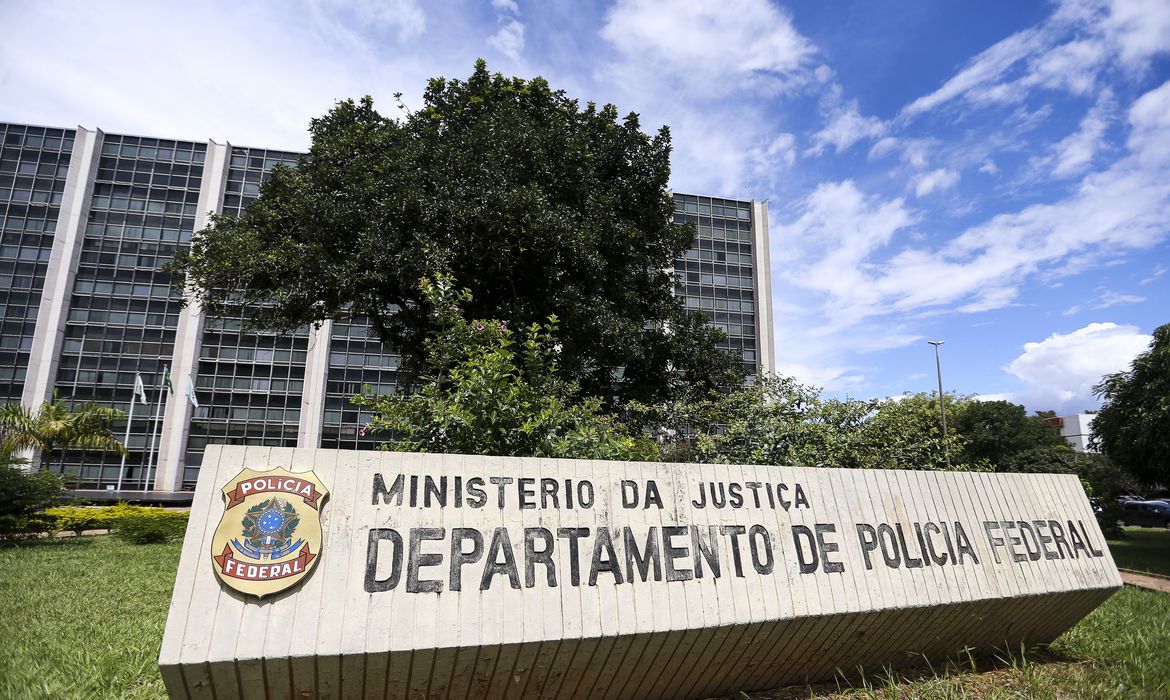 PF faz buscas em casa de jovem suspeito de defender ideais nazistas