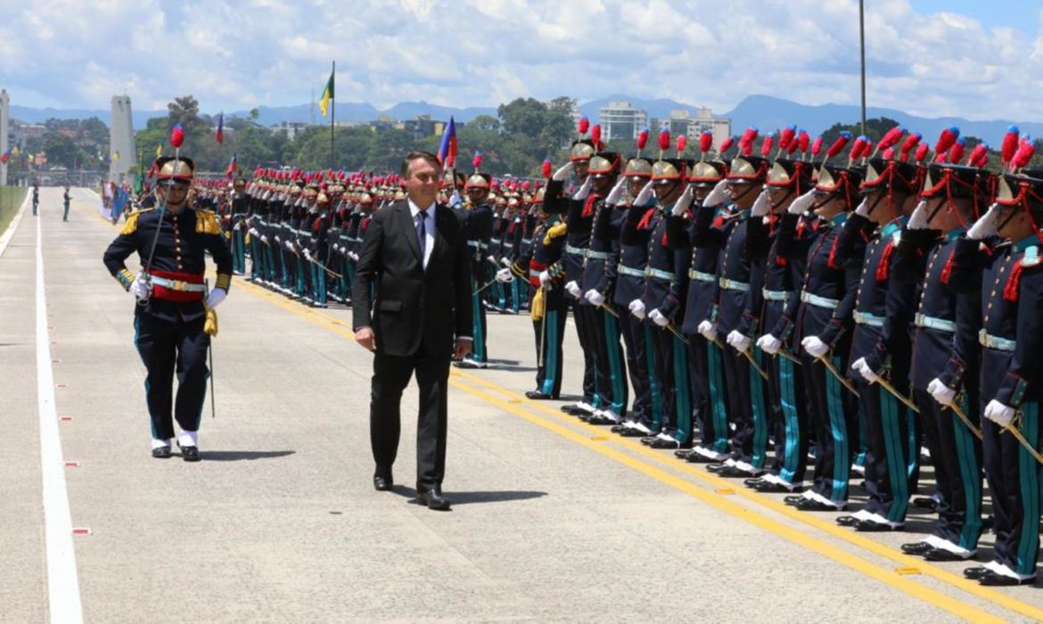 presidente-diploma-cadetes-e-fala-sobre-governo:-“aqui-e-mais-dificil”