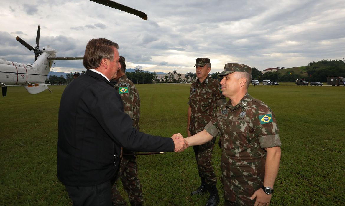 bolsonaro-participa-da-formatura-de-cadetes do-exercito-na-aman