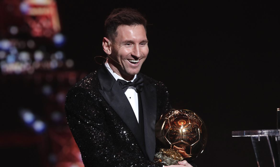 messi-amplia-recorde-e-ganha-7a-bola-de-ouro-da-carreira