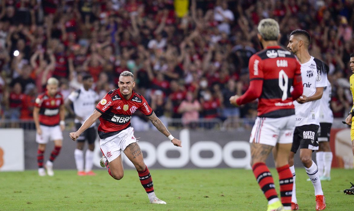 flamengo-vence-ceara-e-impede-titulo-do-atletico-mg