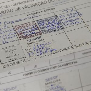 covid-19:-brasil-registra-22-milhoes-de-casos-e-615,4-mil-obitos