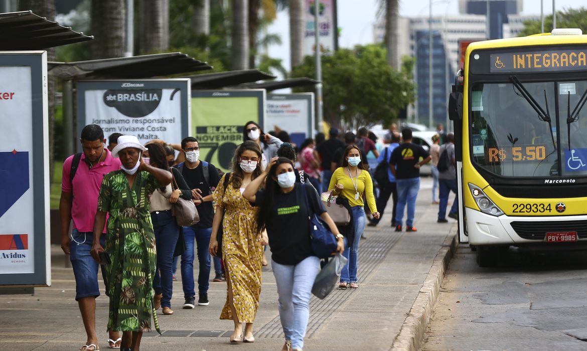 Covid-19: país tem 22,1 milhões de casos e 615,5 mil mortes